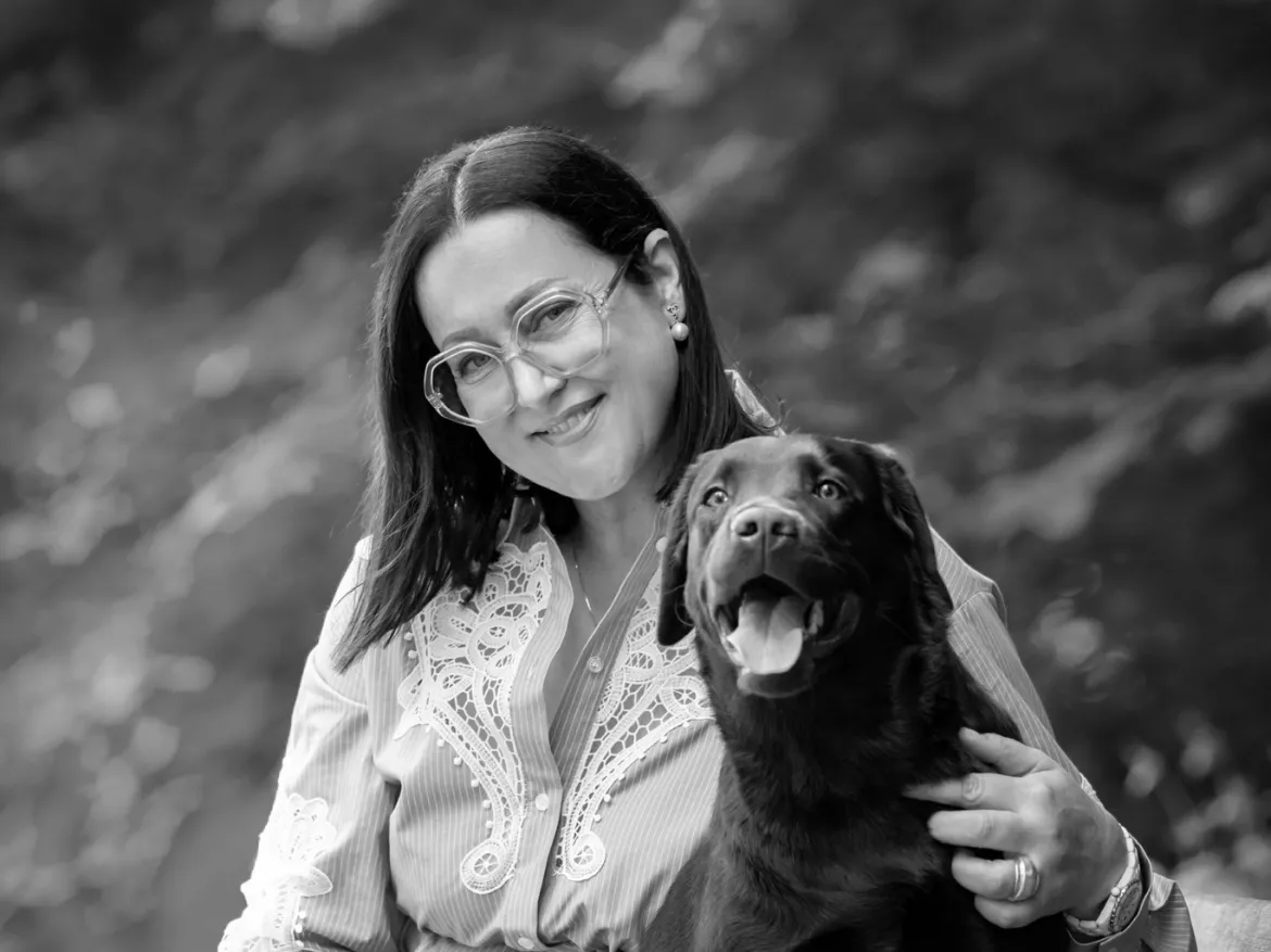 Katharina mit Hund in Kamera blickend