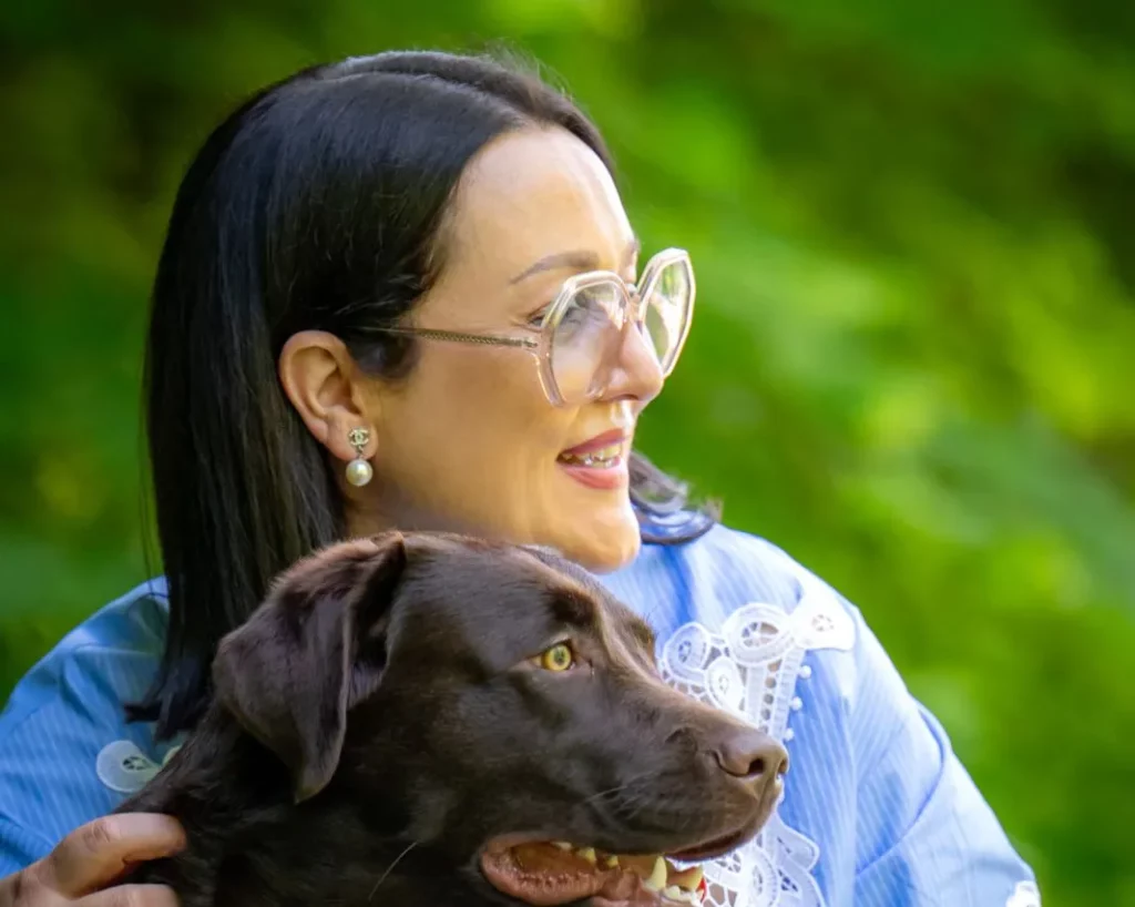 Katharina mit Hund nach rechts blickend